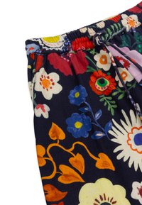 Stof met bloemmotief in marineblauw met rode, blauwe en gele bloemen. Heeft een elastische tailleband en een trekkoord voor een verstelbare pasvorm.