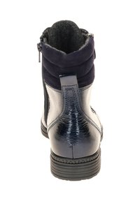 Marineblauwe enkellaarsjes met een glanzende leren afwerking, een gestructureerde suede boord en een zijrits, voorzien van een duurzame rubberen zool.