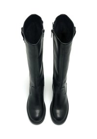 Bottes en cuir noir montant jusqu'au genou, avec une finition lisse, un bout arrondi et des fermetures éclair sur les côtés. Comprend des détails de couture horizontale sur la tige.