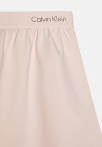 Calvin Klein rosa kjol med mjukt tyg, rynkad midja och subtil logotyp upptill. Slät struktur med en enkel design.