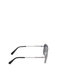 Des lunettes de soleil avec une monture métallique argentée, des verres gris foncé et des embouts en caoutchouc noir sur les branches. Design élégant, léger et moderne.