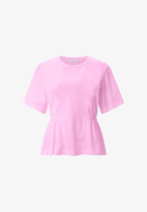 Pastelroze blouse met korte mouwen, getailleerde taille en ronde halslijn, gemaakt van gladde stof.