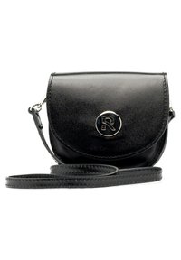 Sac bandoulière en cuir noir avec un rabat arrondi, détail logo argenté et sangle ajustable. Texture lisse avec des accents de coutures.