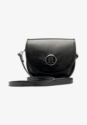 Bolso cruzado de cuero negro con solapa redondeada, detalle de logotipo plateado y correa ajustable. Textura lisa con detalles de costura.