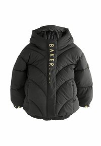 Veste en duvet noire avec col haut, texte logo vertical en or, design matelassé, et détails à boutons-pression au bas et aux poignets.