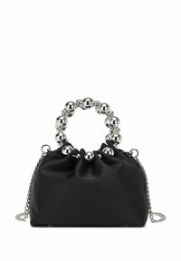 Černá saténová kabelka s nařaseným designem a stříbrným kulatým úchytem. Má odnímatelný řetízkový popruh a elegantní tvar.