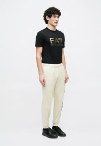 EA7 Emporio Armani TRAIN LOGO SERIES - Tepláky - fog