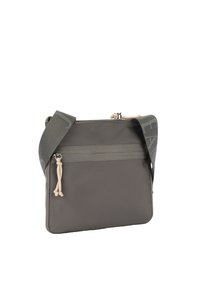 Sivá polymerová crossbody taška s nastaviteľným popruhom, so zipsovým uzatváraním a dvoma vodorovnými zipsov�ými vreckami. Obsahuje textúrované akcenty.