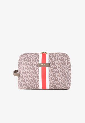 Bolso cosmético DKNY, tela beige con estampado, detalle de rayas rojas y blancas, herrajes dorados, cierre con cremallera, asa lateral para facilitar el transporte.