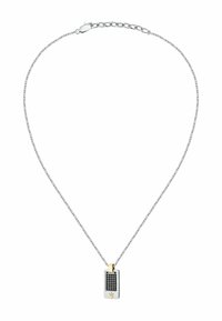 Silberne Kettenhalskette mit einem rechteckigen Anhänger, der ein schwarzes strukturiertes Design und eine goldene Akzentuierung an der Oberseite aufweist.