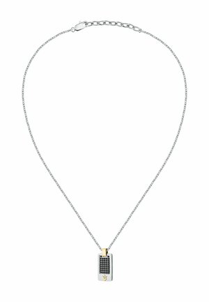 Collana in argento con pendente rettangolare caratterizzato da un design testurizzato nero e un accento dorato nella parte superiore.