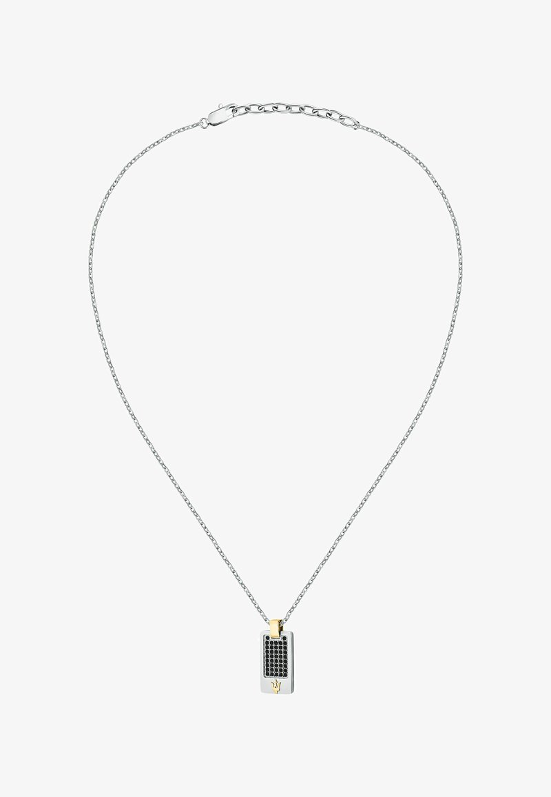 Silverfärgad kedjehalsband med en rektangulär hänge som har en svart strukturerad design och en guldfinish högst upp.