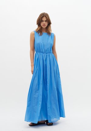 Blaues Maxikleid mit tailliertem Oberteil, hohem Kragen und geraffter Taille. Hergestellt aus leichtem Stoff mit weicher Textur.