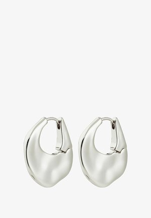 Pendientes de aro de plata con un diseño suave y redondeado. Presentan un cierre seguro y un acabado pulido para un aspecto reflectante.