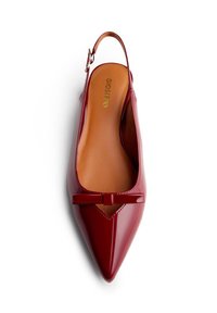 Rote patentierte Leder Slingback-Ballerinas mit spitzem Schnitt, einem kleinen Schleifenornament an der Zehenpartie und einer beige gepolsterten Innensohle mit Gioseppo-Logo.