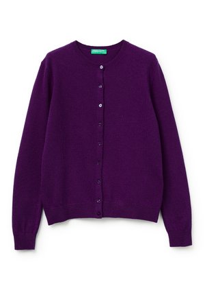 Cardigan morado de tejido suave, con escote redondo, mangas largas y siete botones en la parte delantera.