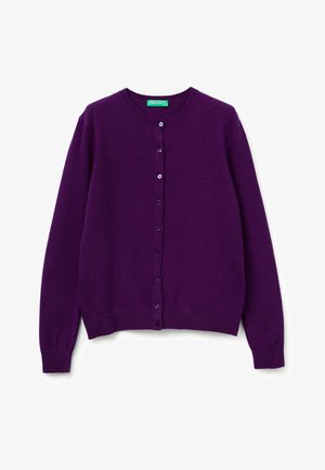 Lila Strickjacke aus weichem Stoff, mit rundem Ausschnitt, langen Ärmeln und sieben Knöpfen auf der Vorderseite.