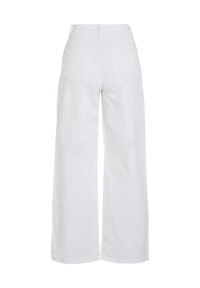 Pantalones anchos blancos de algodón con una textura suave, que cuentan con dos bolsillos traseros y un diseño de cinturilla limpio.