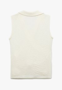 Ærmeløs creme top med et struktureret, bølget mønster og en krave-udskæring. Stoffet virker let og lidt gennemsigtigt.