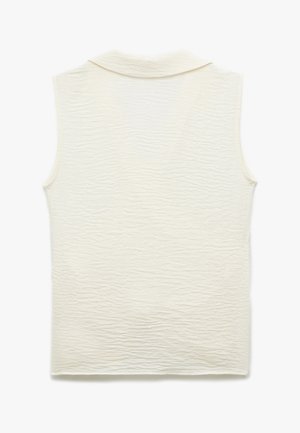 Hihaton kerma värinen toppi, jossa on teksturoitu, aaltonen kuvio ja kauluspaita-tyylinen kaulus. Kangas vaikuttaa kevyeltä ja hieman läpikuultavalta.