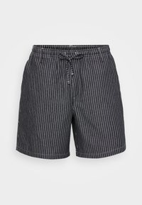 Pantalones cortos de rayas negras con cintura ajustable, hechos de una tela liviana, que presentan rayas verticales blancas y un corte relajado.