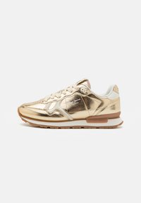 Gullfarget metallisk sneaker med en jevn tekstur, hvite detaljer, runde lisser og en gummisåle. Har en logo på siden og polstret krage.