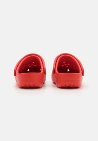 Punased klotsid kinnise seljaga, avatud ülevalt disain, valmistatud kergest materjalist. Tekstuuriga tallal on ventilatsiooniavad.