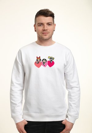 Hvid sweatshirt med et farverigt grafisk print af tre tegneseriefigurer og to lyserøde hjerter. Stoffet ser blødt ud med en klassisk rund hals.