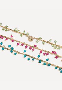 Armband in Goldfarbe mit drei Strängen, besetzt mit mehrfarbigen Perlen in Rosa, Grün und Blau, akzentuiert mit einem runden Verschluss, der mit Strasssteinen verziert ist.