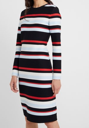 Robe ajustée en maille côtelée avec des rayures horizontales noires, blanches, rouges et bleu clair, manches longues et ourlet longueur genoux.