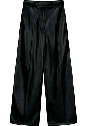 Pantalons larges en simili cuir noir avec une texture lisse, dotés d'un pli avant, de passants de ceinture et de poches latérales.