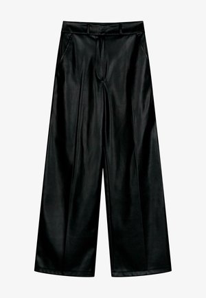 Czarne szerokie spodnie z ekologicznej skóry o gładkiej teksturze, z plisą z przodu, szlufkami na pasek i bocznymi kieszeniami.