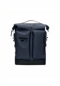Zaino impermeabile blu navy con due tasche frontali, chiusura a rotolo e base nera rinforzata. Include cinturini laterali regolabili.