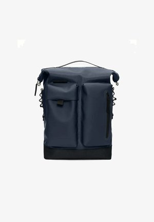 Zaino impermeabile blu navy con due tasche frontali, chiusura a rotolo e base nera rinforzata. Include cinturini laterali regolabili.