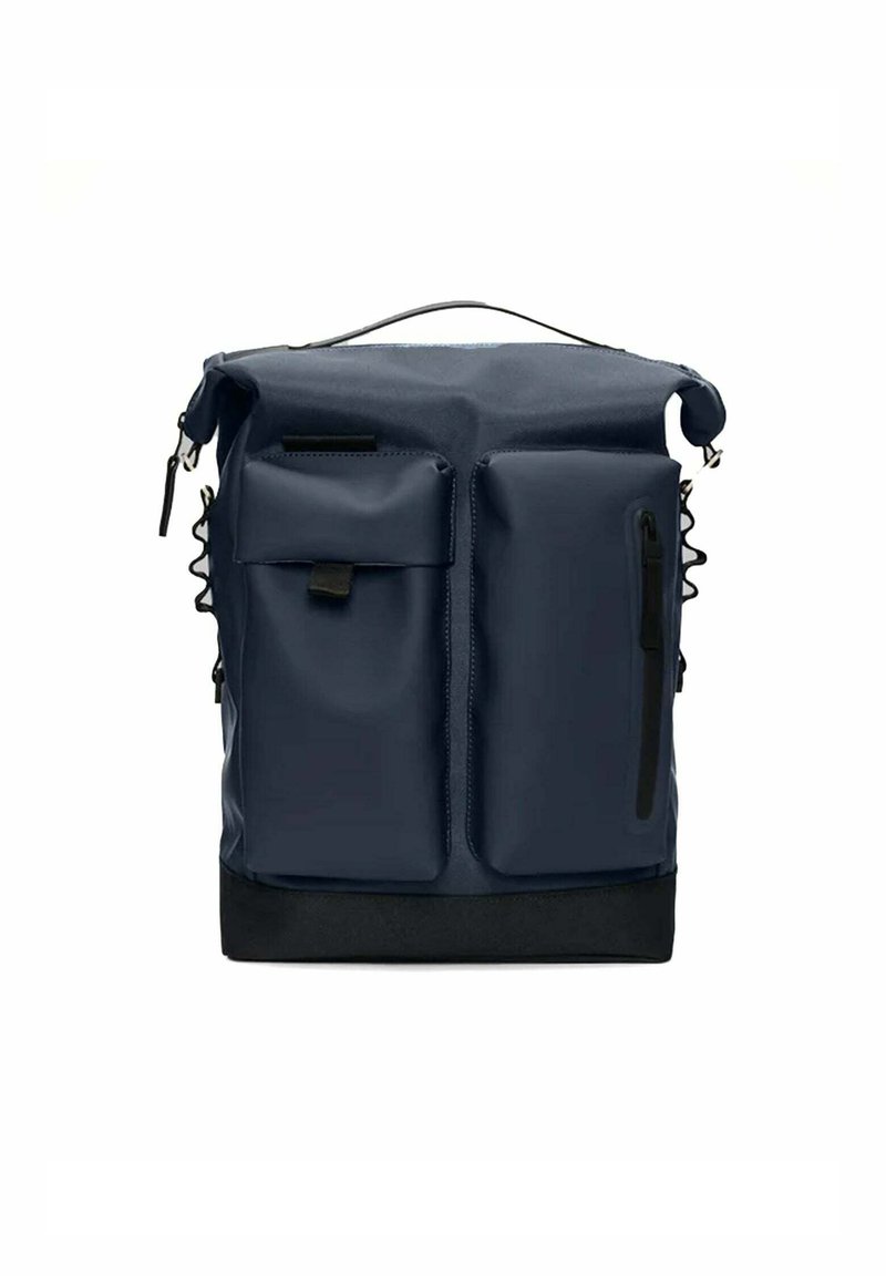 Zaino impermeabile blu navy con due tasche frontali, chiusura a rotolo e base nera rinforzata. Include cinturini laterali regolabili.