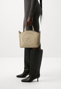 KARL LAGERFELD CIRCLE TOTE PERFORATED - Käsilaukku - sand