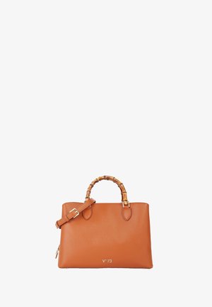 Sac à main en cuir marron avec une poignée supérieure style bambou, une bandoulière amovible et un discret détail de logo à l'avant. Texture lisse.