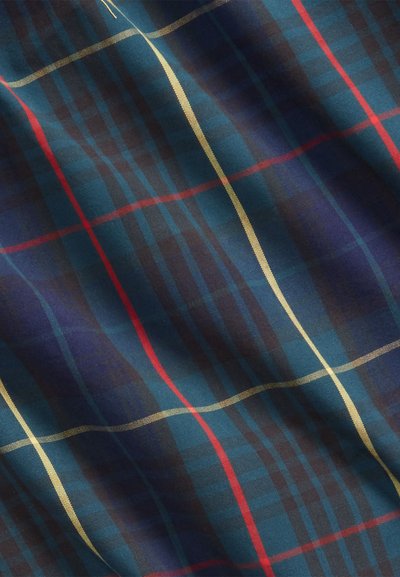 Tela tejida con un patrón de tartán azul y marino, adornado con líneas rojas y doradas. Textura suave con un ligero brillo.