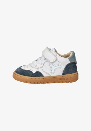 Weiße und blaue Wildleder-Sneaker mit Gummisohle, ausgestattet mit einem Klettverschluss, abgerundeter Zehenpartie und strukturierten Akzenten an den Seiten und der Ferse.