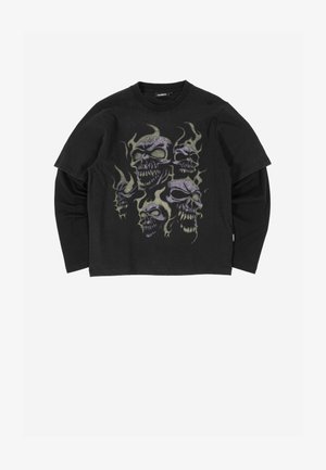 Czarna warstwowa koszula z długim rękawem z grafiką pięciu fioletowych czaszek otoczonych żółto-zielonymi płomieniami na przodzie.
