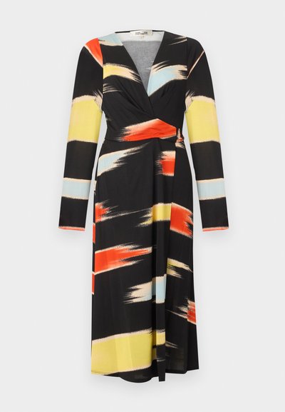 Μαύρο φόρεμα με μακριά μανίκια τύπου wrap με αφηρημένα σχέδια που μοιάζουν με πινελιές σε κόκκινο, κίτρινο, μπλε και μπεζ, με V-λαιμόκοψη και λεπτομέρεια στη μέση με σούρες.