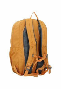 Mochila de tela naranja con correas de hombro acolchadas, detalles de malla, bolsillos laterales y hebillas ajustables. Mide aproximadamente 46 centímetros de alto.