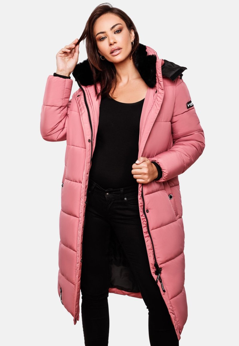Rosa vadderad lång kappa med en huva fodrad med svart päls, dragkedjesidor och tryckknappar. Har en quiltad design och djupa fickor.