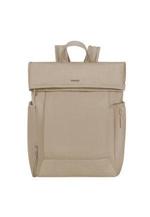 Beiger rechteckiger Rucksack mit Deckel oben, zwei seitlichen Reißverschlusstaschen, gepolsterten Schulterriemen und kleinem Griff auf weißem Hintergrund.