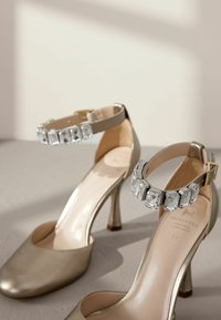 Next REGULAR FIT SIGNATURE JEWEL STRAP ROUND TOE - Klassiska pumps - gold