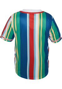 Monivärinen lyhythihainen paita, jossa pystysuorat raidat punaisessa, sinisessä, vihreässä, keltaisessa ja valkoisessa. Varustettu valkoisella kauluksella ja raidallisilla kalvosimilla.