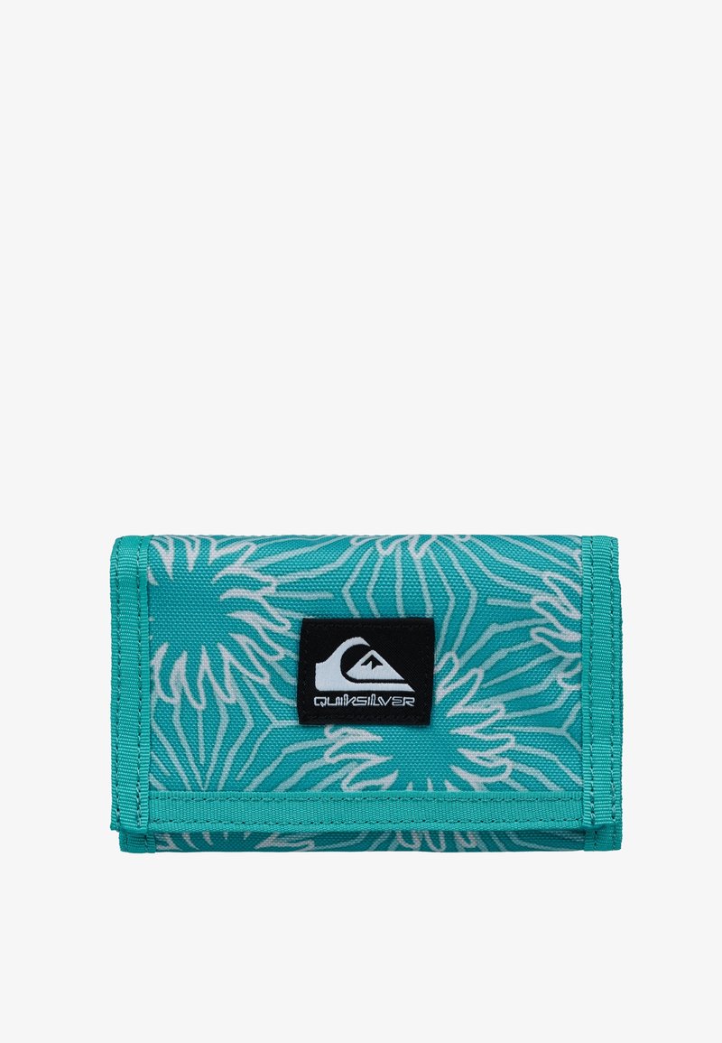 Portefeuille en tissu turquoise avec des motifs floraux blancs et un patch logo Quiksilver rectangulaire noir centré sur le rabat avant.