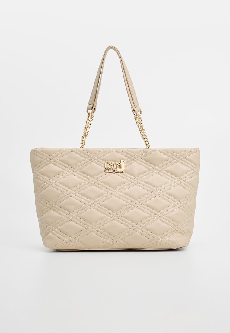 Bolso tote acolchado beige con patrón de diamantes texturizados, que presenta herrajes en tono dorado y correas de cadena, fabricado en cuero sintético.