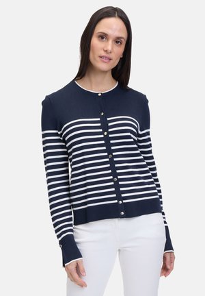 Marineblauwe cardigan met witte horizontale strepen, voorzien van een ronde halslijn, knopen aan de voorkant en geribde manchetten. Gemaakt van zachte breimateriaal.