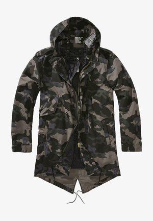 Veste parka camouflage avec capuche, fermeture éclair frontale, deux poches latérales et un dos plus long. Les couleurs incluent des nuances de vert foncé et de gris.